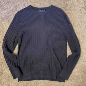 Stickad tröja  - Stickad marinblå tröja med ett snyggt mönster ifrån brothers, storlek M men massar även som Small, cond 8/10