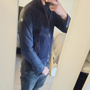 Moncler Maglia Cardigan - Säljer min använda moncler maglia cardigan då jag växt ur den. Den har små märken av slitage därför är priset lågt. Självklart äkta! Skriv vid gärna om du har någon tanke.