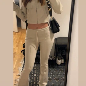 Beige mjukis sett  - Säljer detta as fina och sköna sett från Zara. Tröjan är storlek S och byxorna storlek M! Notera att snörningen på ens benet gått upp lite, kan skicka tydlig bild vid intresse av köp! Skulle själv säga att det ej är något som syns alls!
