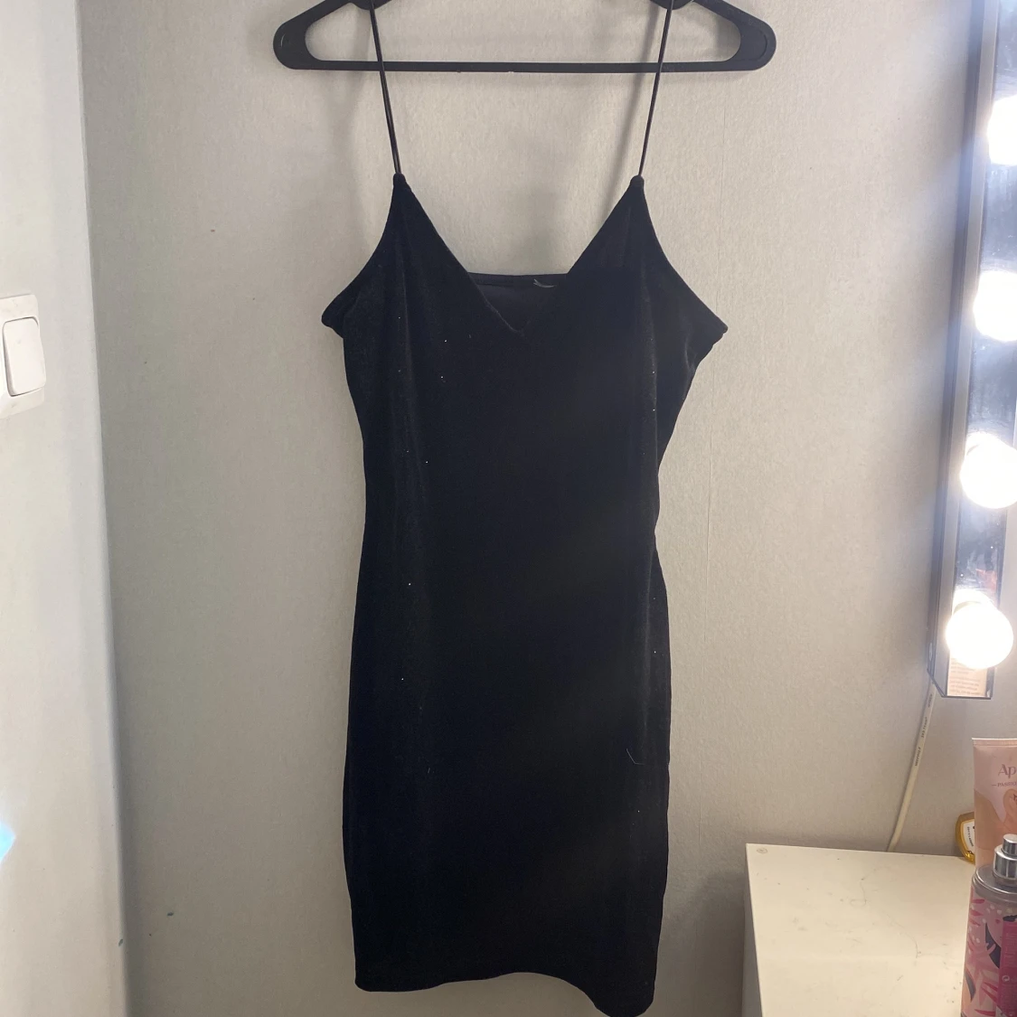 Svart glittrig klänning med smala axelband