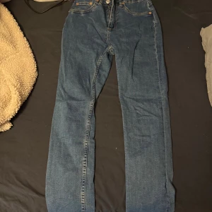 Klassiska blå Levi's 501 jeans - Säljer ett par klassiska blå Levi's 501 jeans med raka ben och normal passform. Jeansen har fem fickor, knappgylf och är tillverkade i slitstarkt denim. Perfekta för dig som gillar en tidlös och avslappnad look.