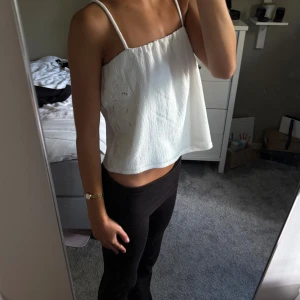 VIT TOPP MED BRODERI - Så söt och fin, perfekt med en kofta över nu på hösten.