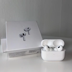 AirPods Pro - Apple AirPods Pro med aktiv brusreducering och trådlöst laddningsetui. Levereras i originalförpackning med laddkabel. Hörlurarna och etuiet är i gott skick. 