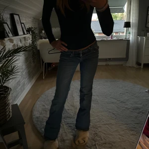 Jeans  - 90’s BOOT Jeans från Lager 157 Storlek XS Full Length         Mörkblåa med fickor där bak Ordinarie pris 400 kr               Mycket bra skick, bara använda ett par gånger 💕
