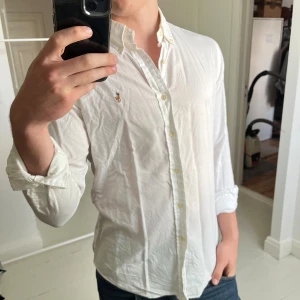 Ralph Lauren skjorta  - Ralph Lauren skjorta, inga defekter! Modellen är 180,75 kg, perfekt för vinterns alla hemma fester 🎉😎. Kom med frågor 👌väldigt bra pris i bundels✌️