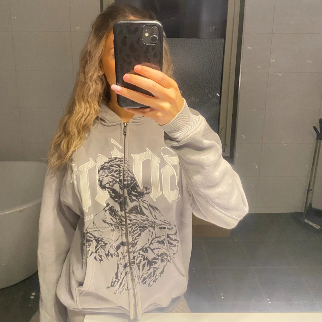 Grå hoodie med tryck och dragkedja