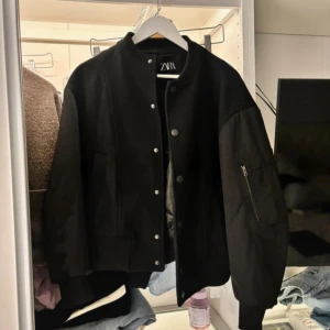 Bombarjacka  - Snyggaste bombarjackan, tjock så funkar perfekt som höstjacka. 