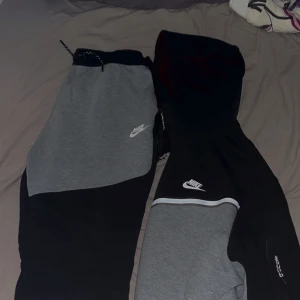 Nike techfleece svart/grå XL - Nike techfleece kit , svart/grå med vit logga , mycket bra skick, Man kan köpa hela outfiten eller bara hoodien /byxorna… hoodie =600 byxorna =400kr