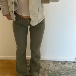 bootcut jeans i olivgrönt - Jeans från nelly! Använd en gång, storlek 34. Fast pris! 