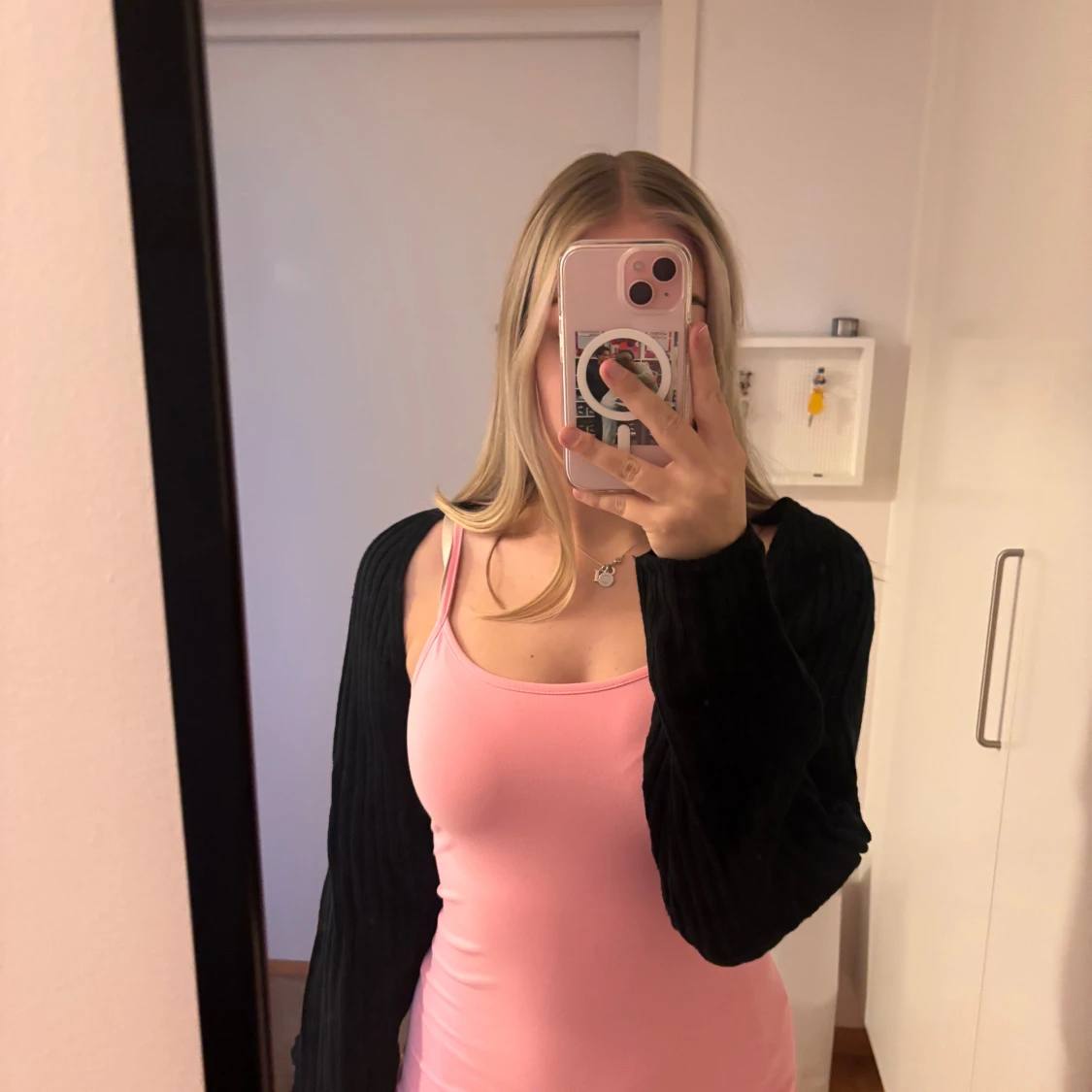 Ribbad croppad kofta i svart och vitt