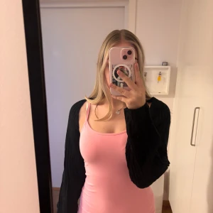 Ribbad croppad kofta i svart och vitt - Två croppade koftor, en i svart och en i vit. Båda är ribbstickade med lång ärm. Perfekt att slänga över en topp för en chill och trendig vibe. Skriv till mig innan ni klickar på köp då annonsen finns på flera ställen🫶🏻