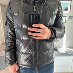 Moncler maya, herr, svart, storlek 6/L-XL - Dagens Steal!!💯  Riktigt fet moncler maya i svart, storlek 6 vilket motsvarar L/XL. Jackan är i bra skick, men har lite skavanker se sista bilderna. Vid funderingar är det bara att skicka!  Skicka gärna prisförslag men inga skambud   Frakt sker på 1 arbetsdag!