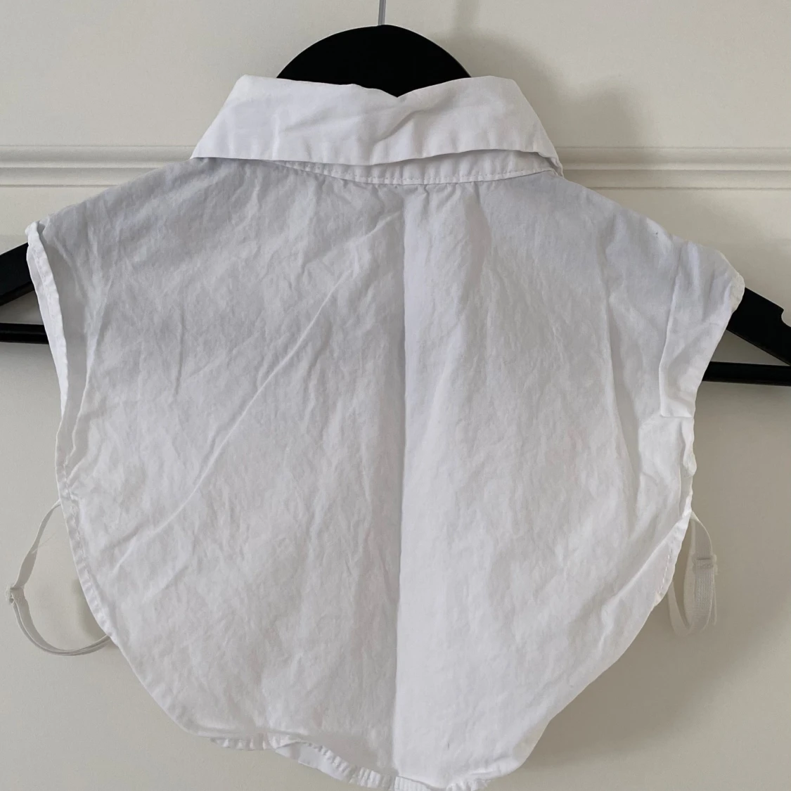 Vit kraglös skjortkrage med knappar - 1