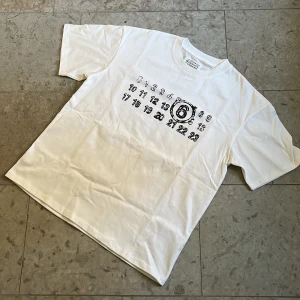Vit t-shirt Maison Margiela - Vit t-shirt från Maison Margiela med det ikoniska siffertrycket på bröstet i storlek S. Nytt skick och fraktas inom 24h✅
