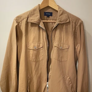 Eton jackskjorta sandfärgad/beige - Schysst jackskjorta från Eton med handfickor, inga defekter, originalpris 1700 kr