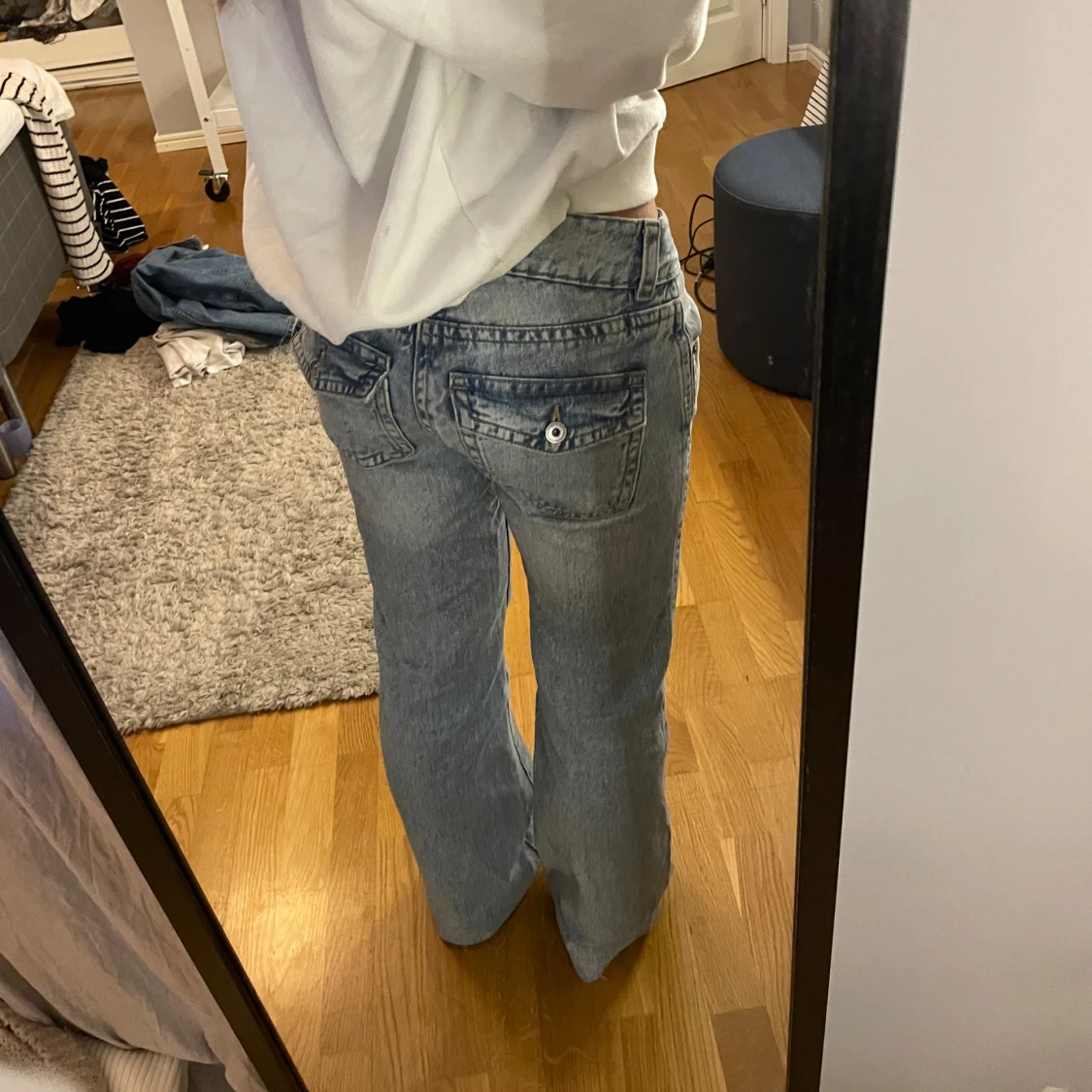 Blå bootcut jeans med fickdetaljer - 2