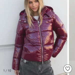 Glansig vinröd pufferjacka med huva - Säljer en glansig vinröd pufferjacka med huva och dragkedja framtill. Jackan har en quiltad look, långa ärmar och snörning i huvan. Köpt förra hösten men använd max 5ggr , säljer pga ingen användning 🙏🏼orginalpris 799kr