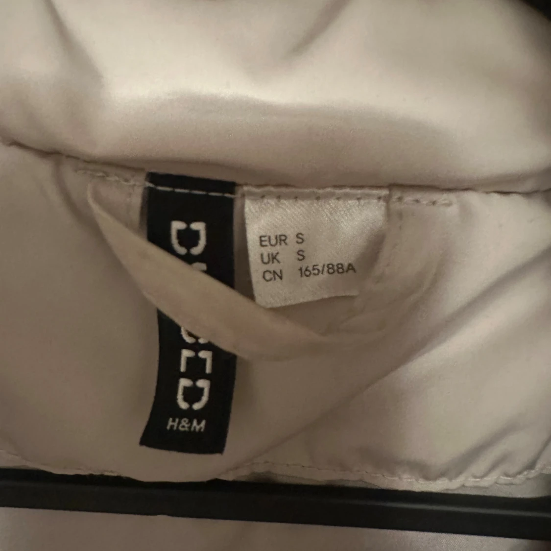 Beige quiltad pufferjacka från H&M - 2