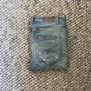 Dondup Jeans - Ett par snygga dondups i storlek 33, i model Brighton, snygga slitningar framtill, skriv vid fler frågor eller funderingar!