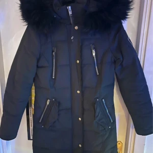 Vinterjacka Rock and blue - Vinterjacka från ROCK AND BLUE Arctica. Jackan är i storlek 34 och modellen är lång. Jackan är fortfarande fin och har knappt använt den förra vintern och den är hel och ren. Inköpt på Johnells för 2 vintrar sedan.