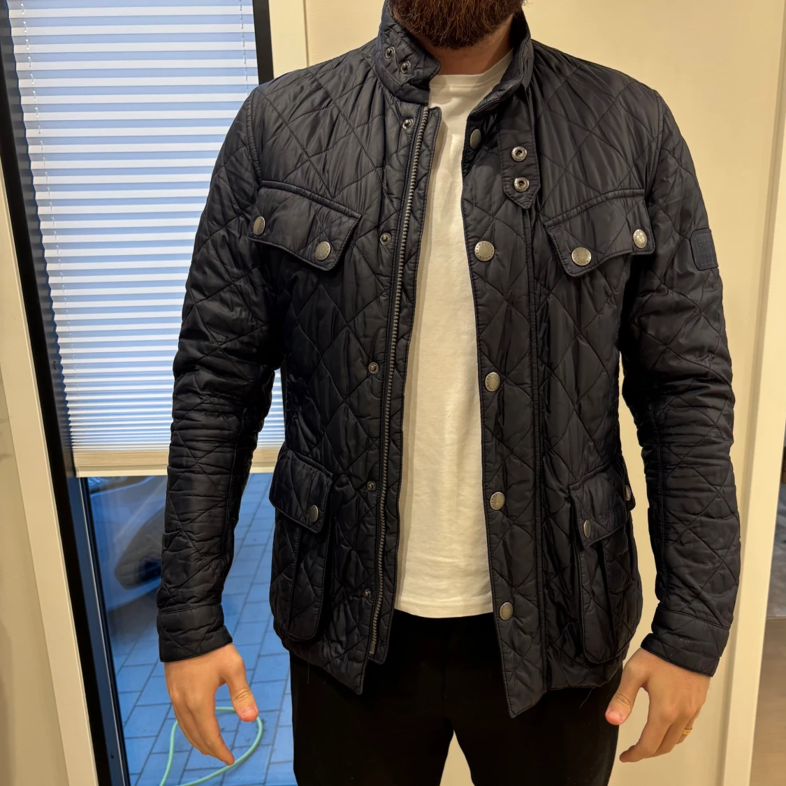 Marinblå quiltad jacka med fickor - Barbour