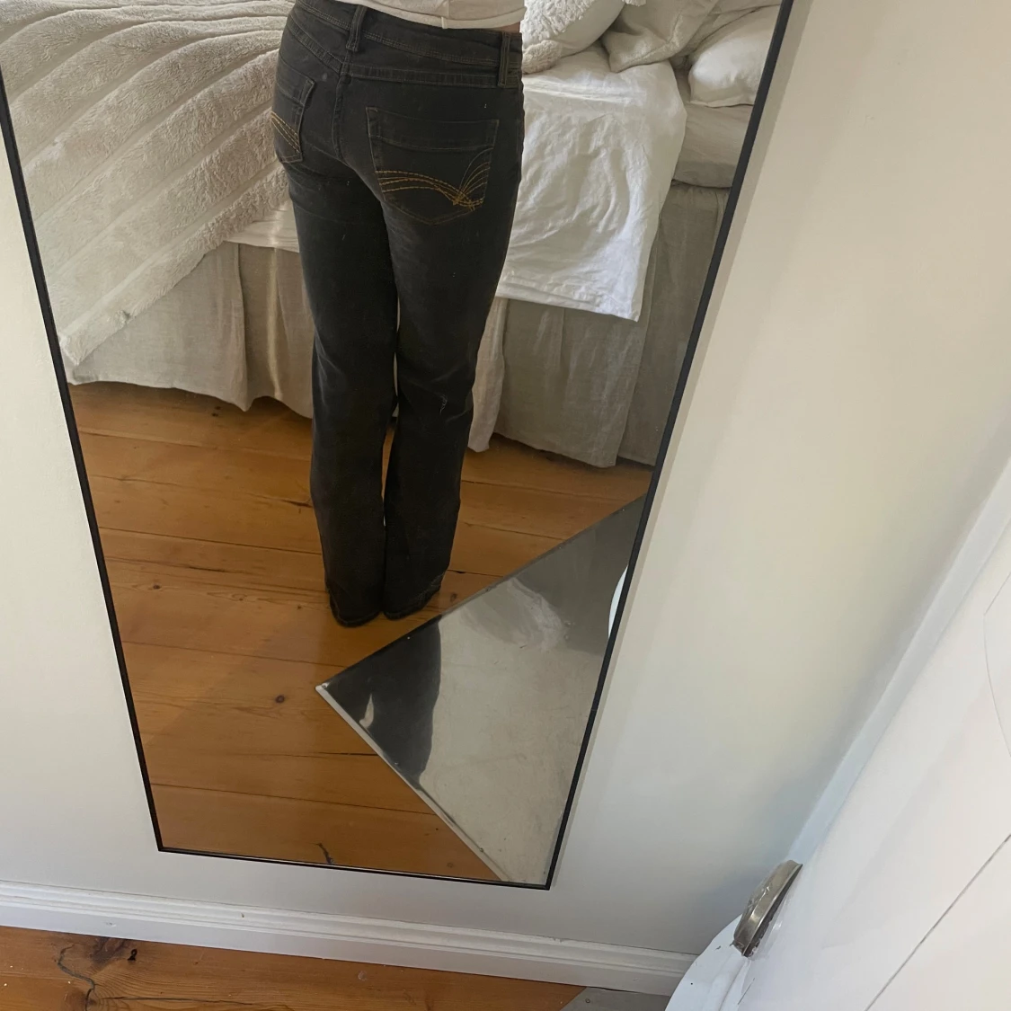 Svarta bootcut jeans