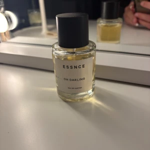ESSNCE oh darling  - Inspirerad av Armani because it’s you (dam) 💕 syns på bilden hur mycket som är använt  