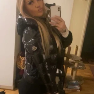 Moncler Maya  - Moncler Maya från Moncler passar perfekt till vinter outfits och är lätt att styla 💞 säljer pga att den blivit lite liten för mig. 