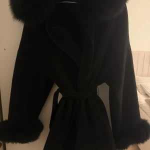 Kappa - Svart kappa köpt för 1 år sen. Inga skador & har bara sytt ett extra lager runt pälsen på ärmarna för att den ska sitta extra hårt men det går att sprätta upp. Storlek S, men den skulle passa XS-M 🖤