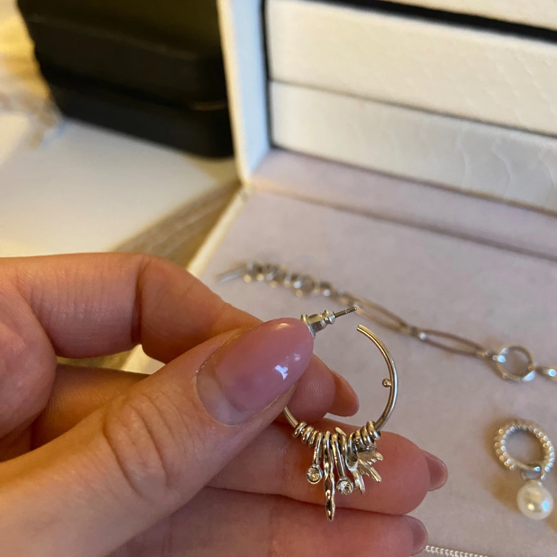 Smyckeset i silver med pärlor och hängen - 1