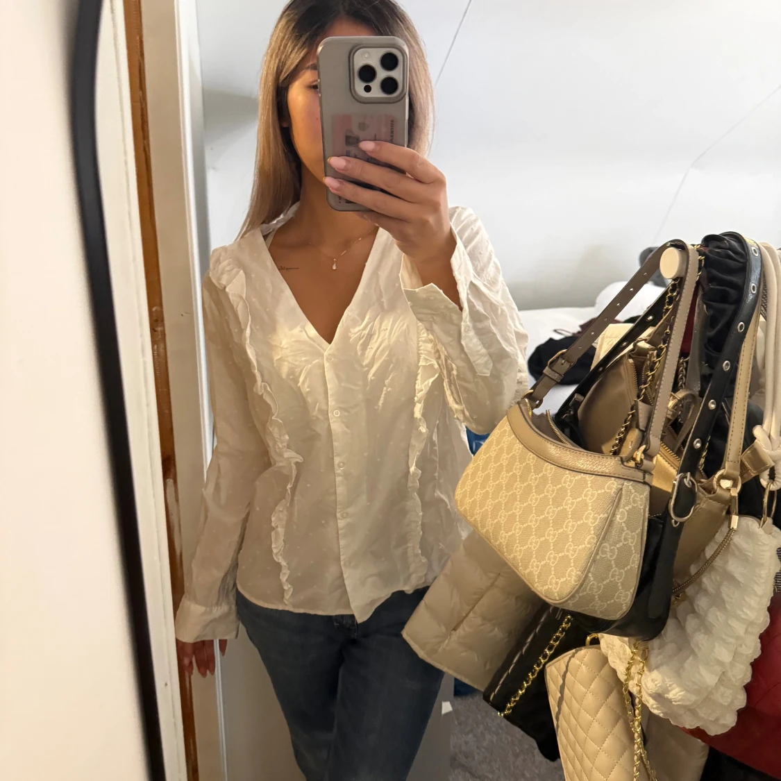 Vit volangskjorta med v-ringning