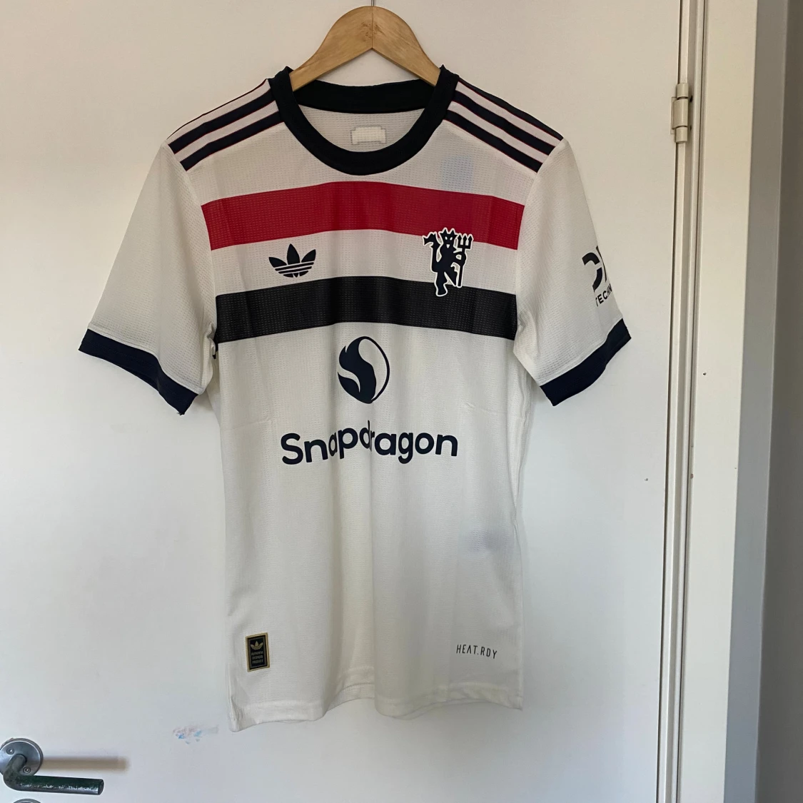 Vit och röd randig fotbollströja Adidas M