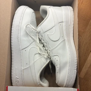 Nike Air Force 1 helvita sneakers nyskick  - Vita Nike Air force 1s i nyskick (har endast använts en gång ute) och passar till allt! Med original lådan och snören! Köptes för: 1400kr