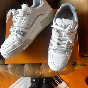 Louis Vuitton vita sneakers - Knappt använda säljes till generöst pris då den kommer bara med lådan, allt annat har försvunnit tyvärr.
