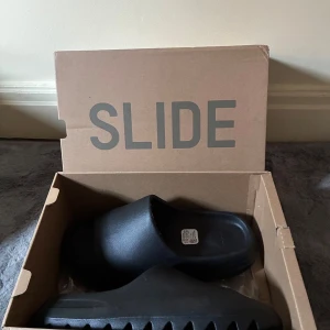 Yezzy slides - nya yezzy slides från adidas. Storlek 43. Bok och påse följer med. kontakta via funderingar😁🫡.