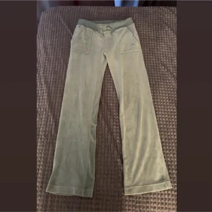 Gröna juicy byxor med fickor💗 - Säljer ett par ljusgröna juicy mjukisbyxor, säljer dessa för att dom inte kommer till användning längre. Dom sitter superfint på❤️