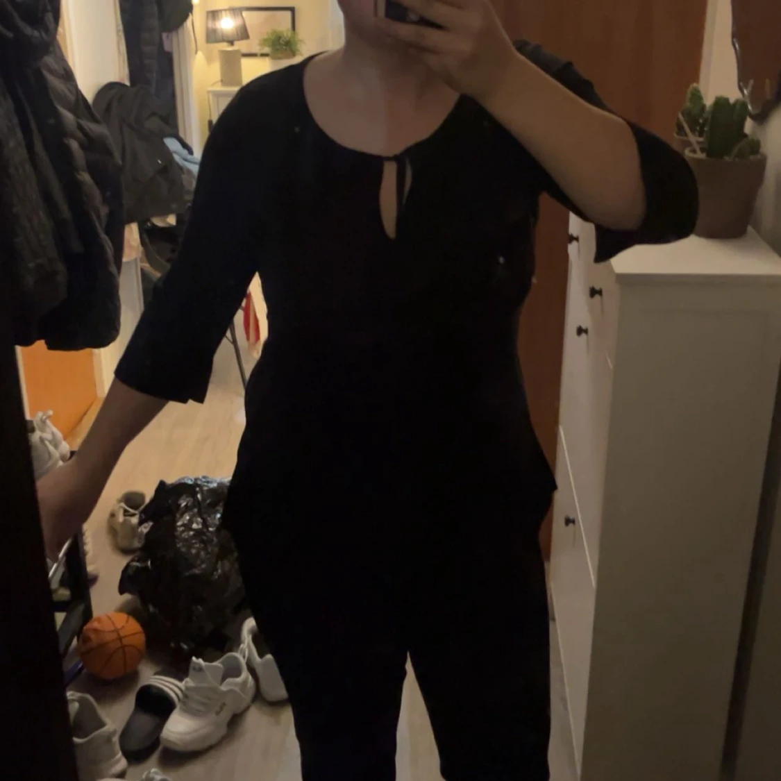 Svart blus med slits och knyt