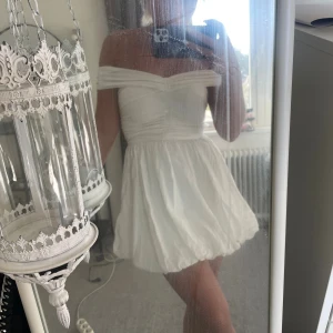 Vit offshoulder klänning - Supersöt vit kort klänning med offshoulder och puffig kjol. Storlek 32, perfekt som tex student klänning! 