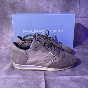 Phillipe Models 40 - Feta sneakers från Phillipe Model, Storlek 40 men passar även 41. Defekter finns men inget som påverkar helhets intrycket. Bra skick bara sulan som är sliten. Skick 8/10 pris 899kr🤗