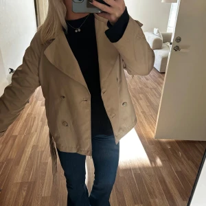 Kort trenchcoat  - Använd endast ett fåtal gånger🥰💕