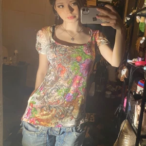 Snygg tröja❤️ - Super snygg tröja med vackra färger, rinestones och öppen rygg med spets på i formen av blommor❤️