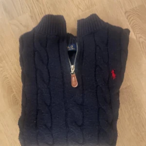 Stickad Ralph lauren - Säljer nu min stickade Ralph lauren pga att den blev för liten för mig. Älskade hoodien men kom inte till användning speciellt mycket. Skick 8/10 pga att en har inga deftekter men är endast lite knopprig. 100% äkta och tveka inte och fråga om det minsta lilla
