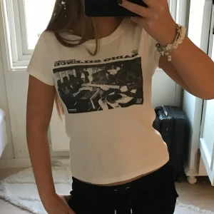 Brandy Melville tröja - T shirt med radio silence tryck från Brandy Melville. Jätteskönt material. Som ny. 