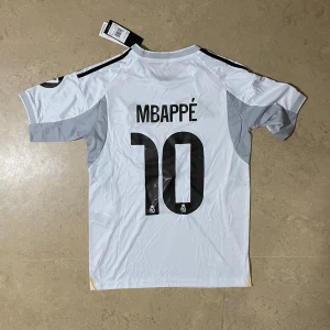 Real Madrid 25/26 x Mbappé - Säljer denna sjukt snygga tröjan för endast 299kr! Skriv till om ni har några funderingar