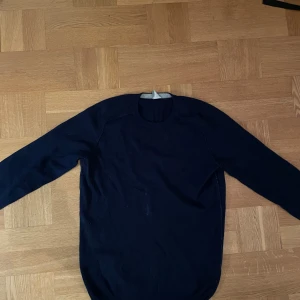 Mörkblå kashmirtröja från FTC - Snygg mörkblå tröja från FTC i mjuk kashmir. Rund halsringning med diskret grå kant. Perfekt för dig som gillar stilrena och bekväma plagg med lyxig känsla.🔥