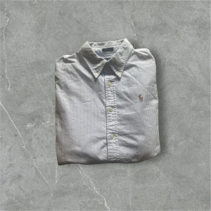 Randig skjorta från Ralph Lauren - Fräsch randig ljusblå skjorta från Ralph lauren / skick 9,5/10 / storlek S mer M / kontakta via intresse eller annat och pris kan väl diskuteras!😁