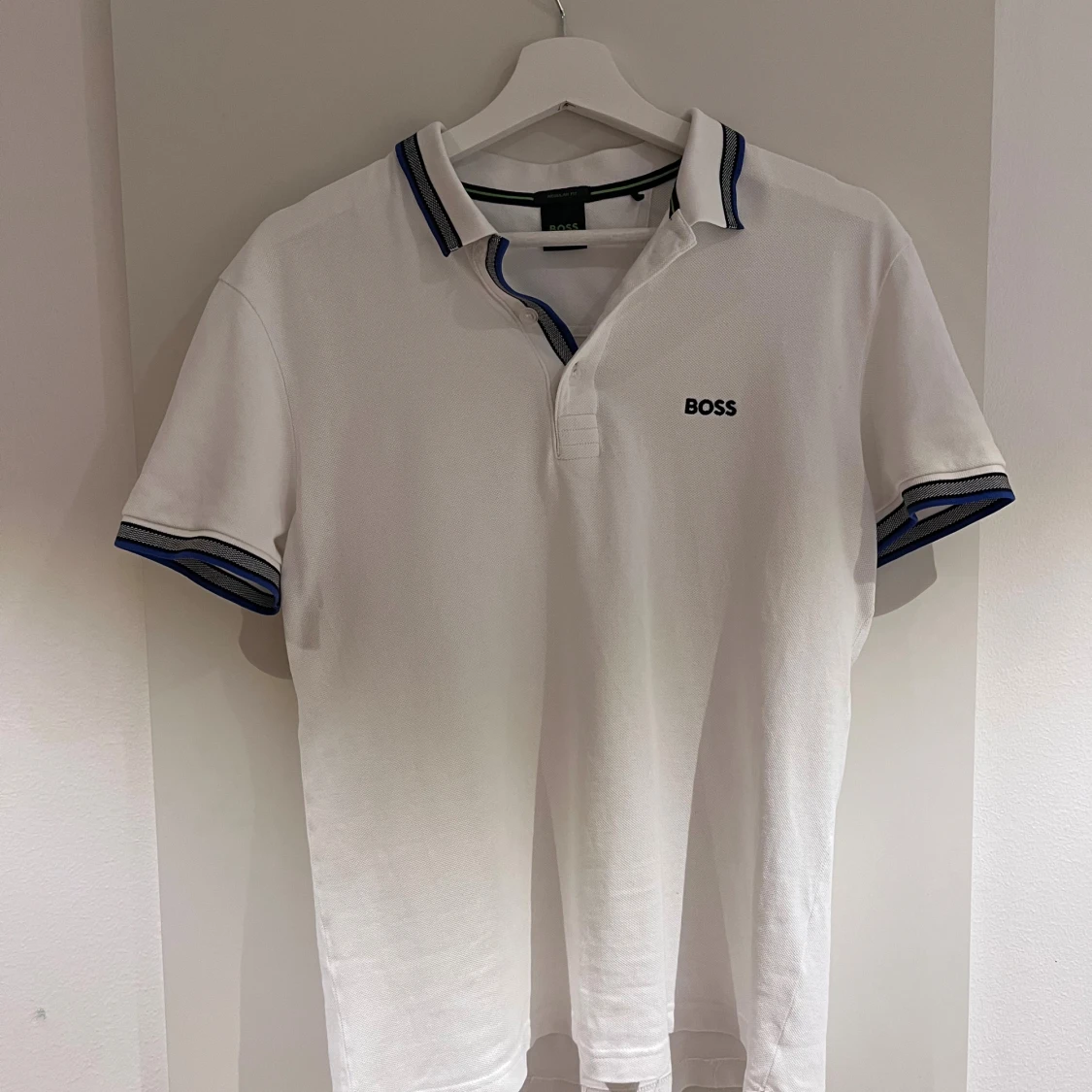Vit pikétröja från BOSS, storlek S