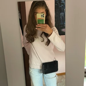 Zara väska - Säljer min jättesnygga väska från zara då den ej kommer till användning längre har inga defekter.💕