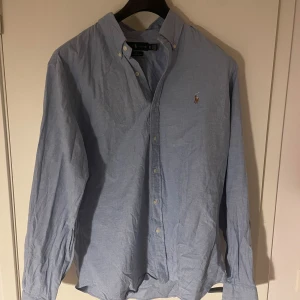  Ralph Lauren skjorta - Snygg blå stretch oxford-skjorta från Ralph lauren i slim fit. Storlek XL