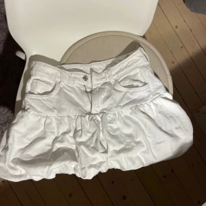 Vit volangkjol från Zara - Supersöt vit kortkjol från Zara med volang och jeanslook. 🤍🤍
